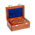 CAJA DE MADERA CON PESAS PATRÓN